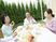 庭での楽しい利用者食事風景
