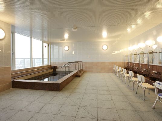 広々とした洗い場の浴室