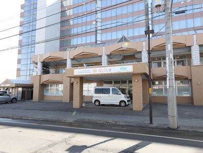 施設外観の明るい日中