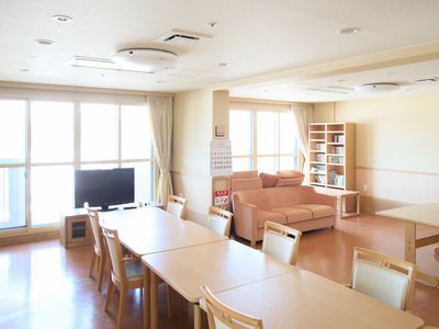 明るい共有スペースの居室