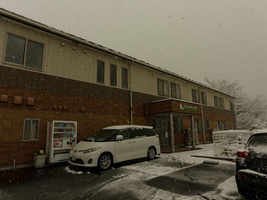 雪に覆われた建物外観
