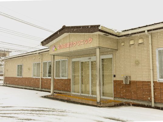 冬景色のケアセンター外観