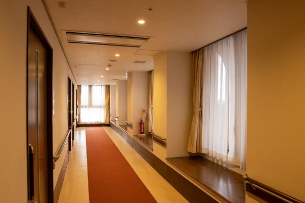 暖かみのある廊下の風景