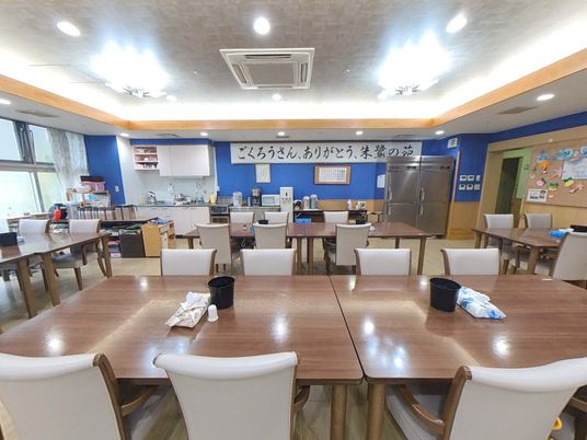 温かな雰囲気の食堂