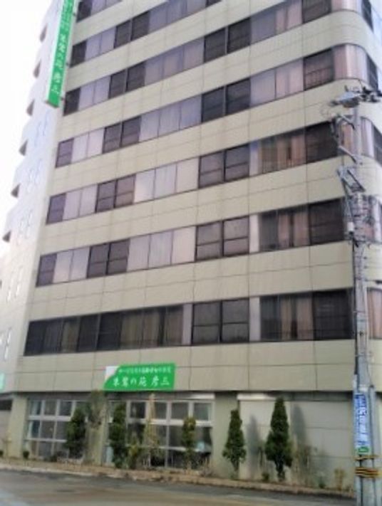 多階建ての建物正面