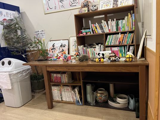 書籍と飾り棚の廊下