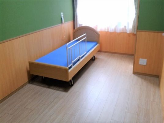 居室のベッドと床