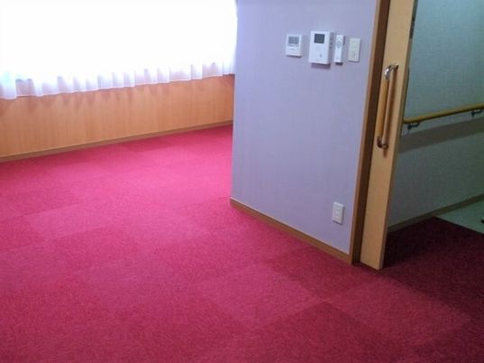 赤いカーペットの廊下