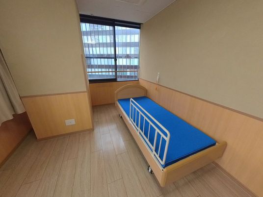 窓際にあるベッド部屋