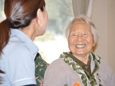 笑顔の高齢者とスタッフ