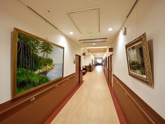 アートが飾られた廊下