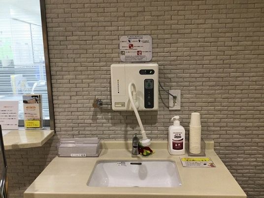 清潔な洗面台と給湯器