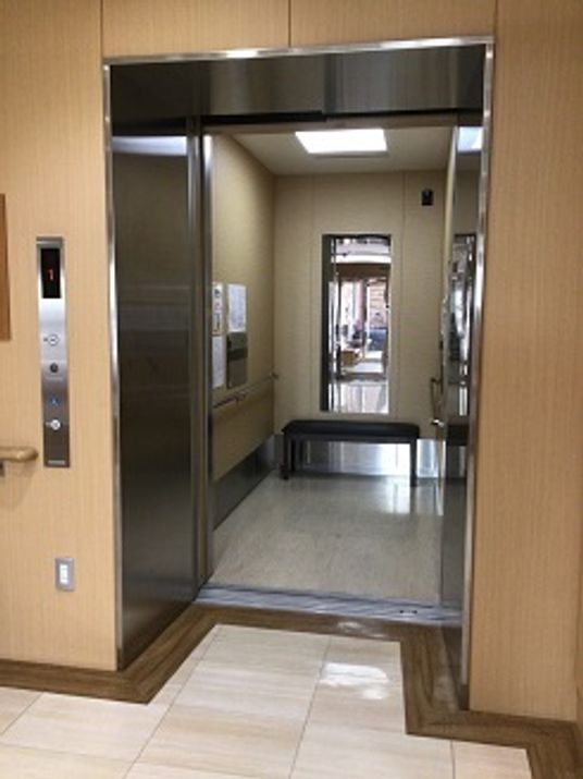 施設内自動開閉エレベーター