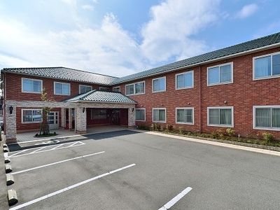 レンガ造りの明るい外観