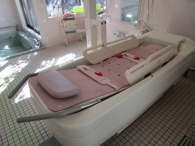 光が差し込む浴室