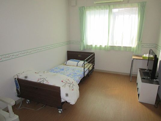 窓から光が差し込む居室