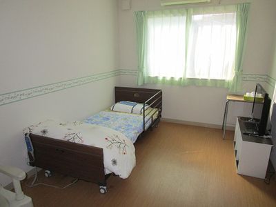 窓から光が差し込む居室