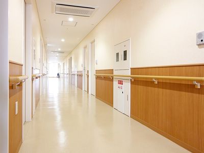 手すり付き綺麗な廊下