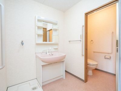 清潔なトイレと洗面台