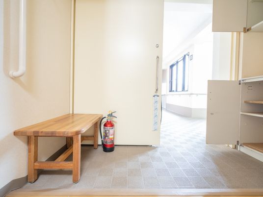 廊下のベンチと収納