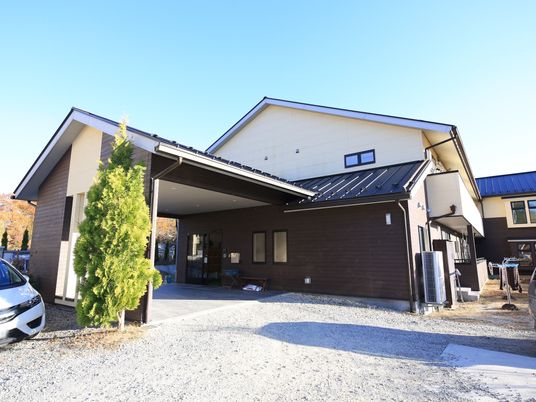 広々とした明るいエントランス