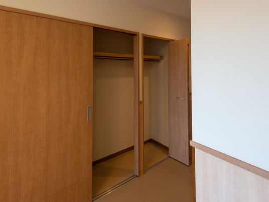 木製の洋室クローゼット