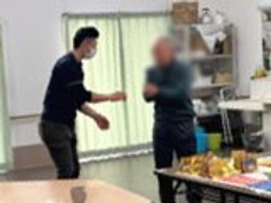 リビングで話す様子