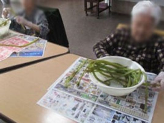 野菜の下準備をする様子   