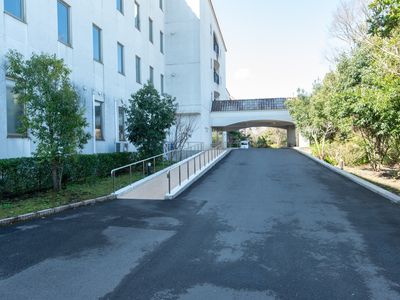 緑豊かな施設エントランス