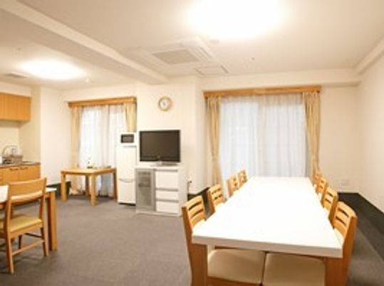 明るい共有リビング空間