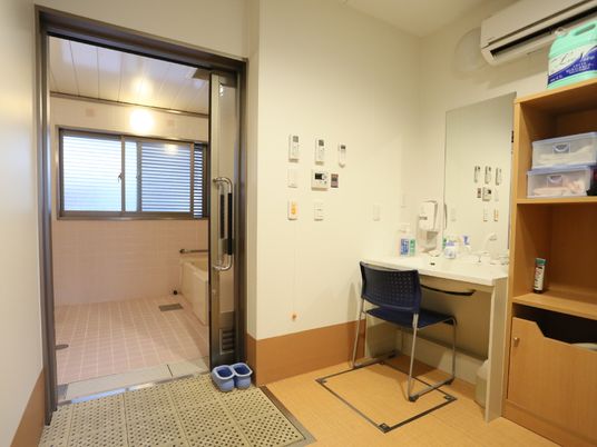明るい清潔な浴室入口