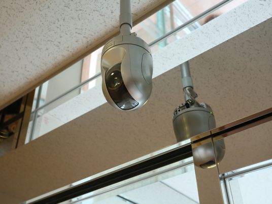 監視カメラ設置の廊下