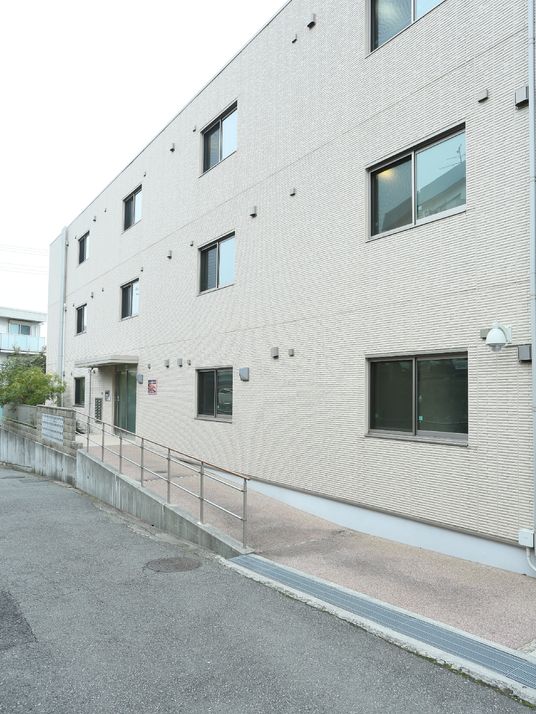 明るい外壁の建物