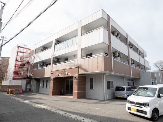 多階層の建物外観