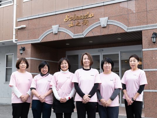 スタッフが立つ建物前