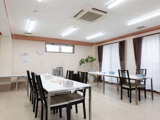 清潔な施設の食堂