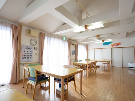 自然光が入る明るい室内