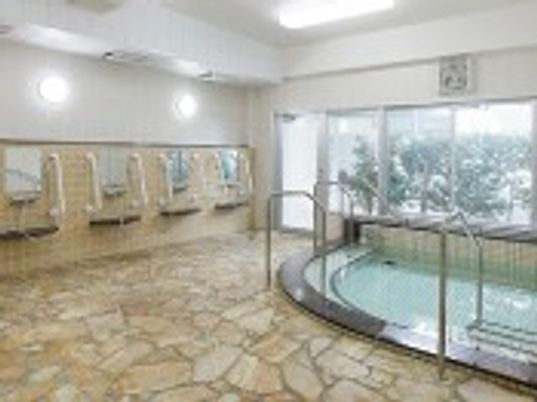 温かな光が差し込む浴室