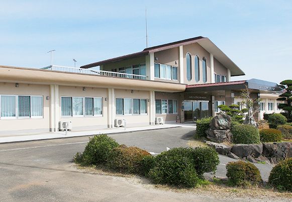 広々とした外観