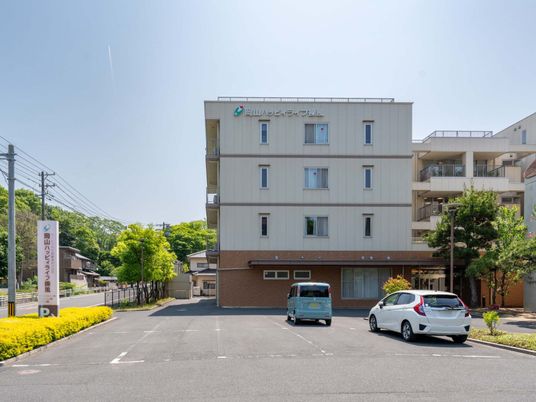 明るい外観の施設