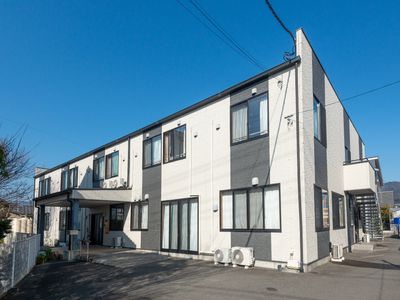 白壁の落ち着いた外観
