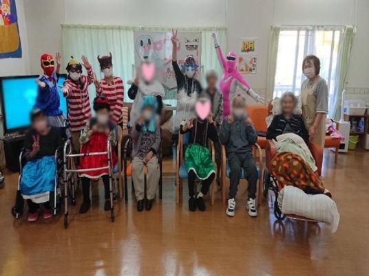 楽しそうに交流する場面