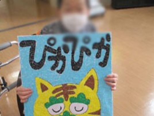 アート作品を持つ人