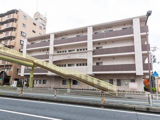 多階層の施設外観