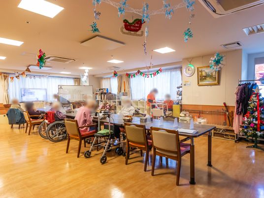 クリスマス飾りのある居室