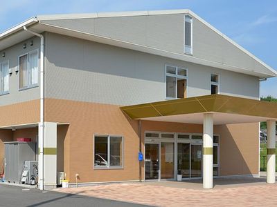 明るい建物の外観