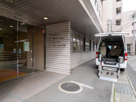 エントランスと駐車スペース