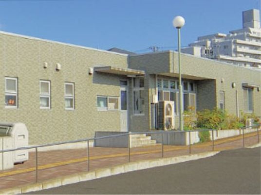 明るく清潔な施設外観