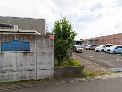外観と駐車場の景色
