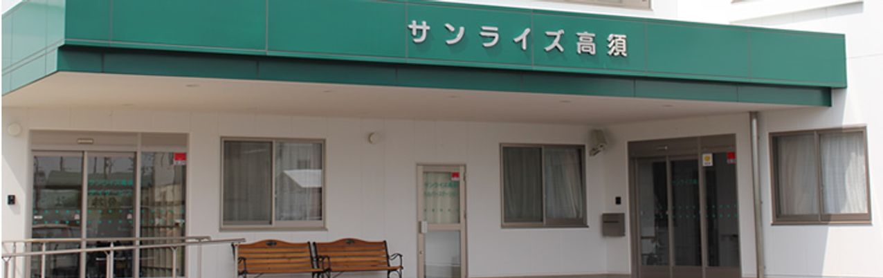 緑色の庇のある外観